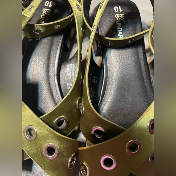 No Boundaries’ Women's Green and Black Strappy Grommet Sandals! NWT! Size 10! - Picture 7 of 10